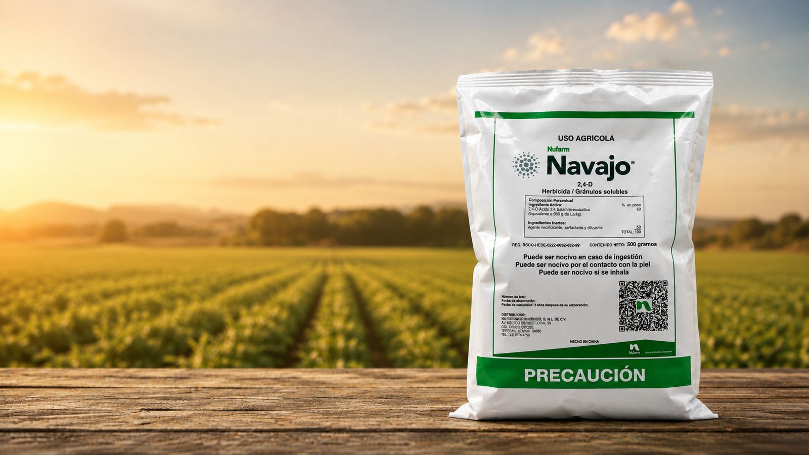 Bolsa de herbicida Navajo de Nufarm sobre una mesa de madera, frente a un campo de cultivo al atardecer